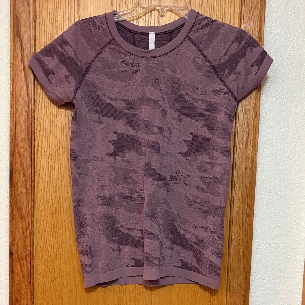 Athleta Momentum Seamless Tee Camo Purple Plum Medium Running Hiking